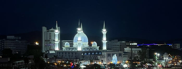 Shahzan Inn Kuantan is one of Lugares favoritos de Dinos.