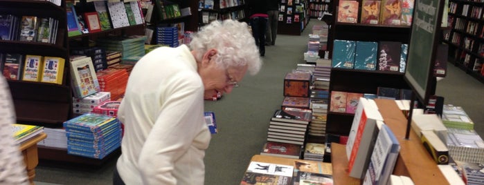 Barnes & Noble is one of Lieux qui ont plu à Robyn.