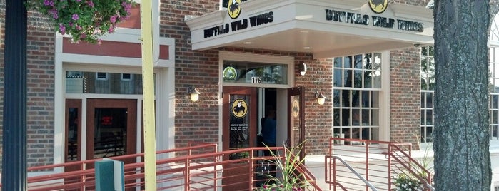 Buffalo Wild Wings is one of Shawnaさんのお気に入りスポット.