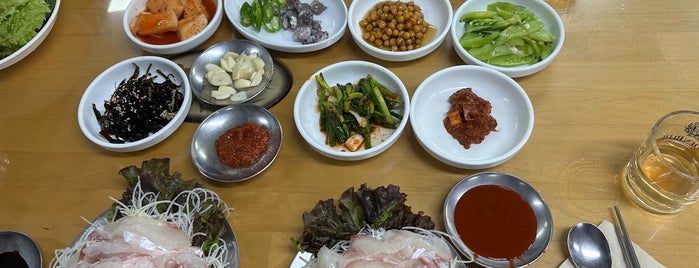 부산명물횟집 is one of 수요미식회.