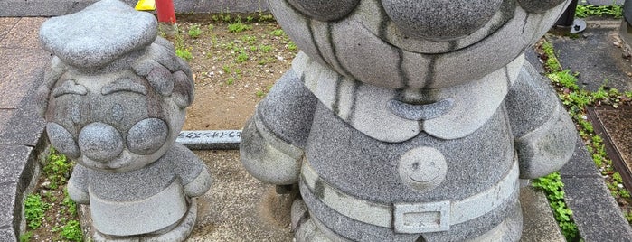 アンパンマンの石像 is one of 記念碑.