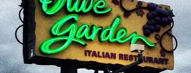 Olive Garden is one of Tempat yang Disukai nova.