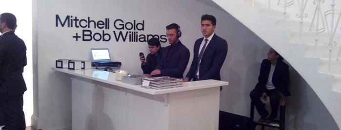 Mitchell Gold + Bob Williams is one of Orte, die Leonardo gefallen.