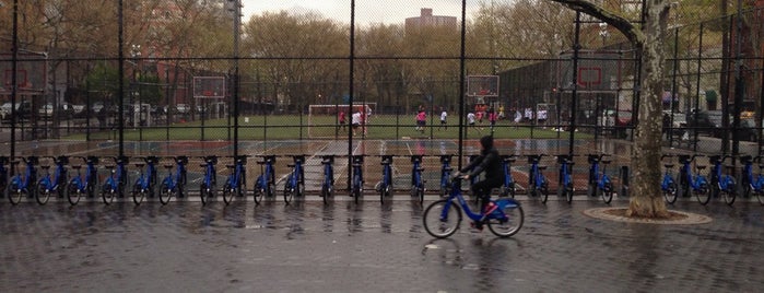 Citi Bike Station is one of Locais curtidos por Albert.