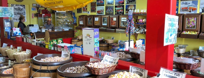 Munchies Candies is one of Locais curtidos por Kirk.