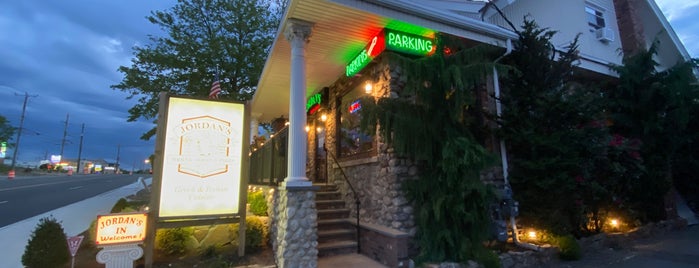 Jordan's Pizza & Restaurant is one of Tempat yang Disimpan Justin.