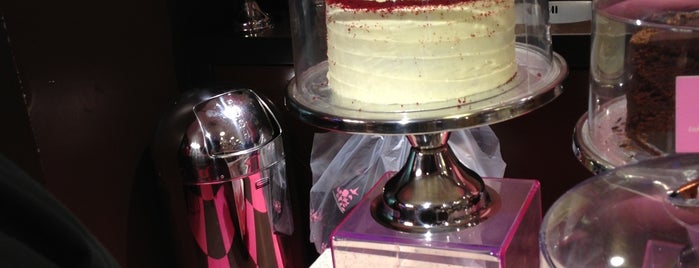 The Hummingbird Bakery is one of مطاعم.