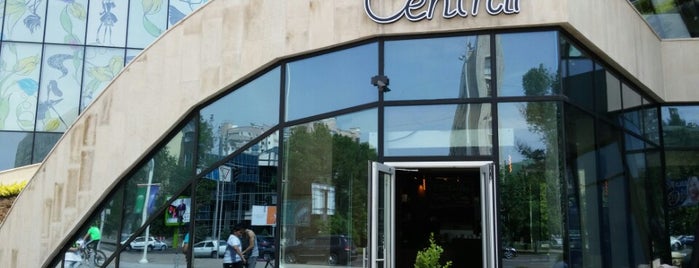 Café Central is one of Tempat yang Disukai David.