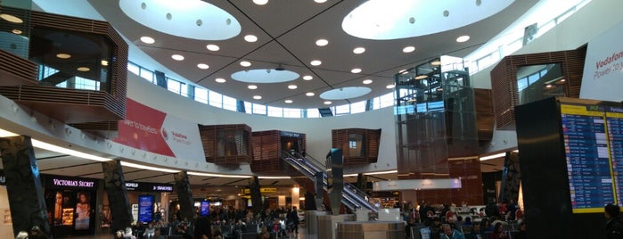 Международный аэропорт Лиссабона Портела им. Умберту Делгаду (LIS) is one of David : понравившиеся места.