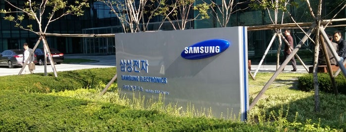 Samsung Electronics R4 is one of Tempat yang Disukai David.