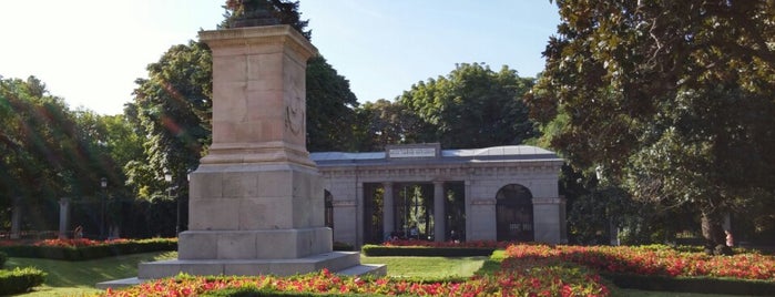 Parque del Retiro is one of Orte, die David gefallen.