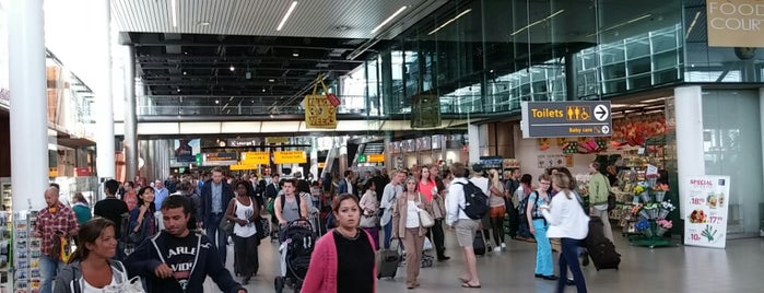 アムステルダム スキポール空港 (AMS) is one of Davidさんのお気に入りスポット.