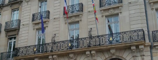 Grand Hôtel La Cloche is one of สถานที่ที่ David ถูกใจ.