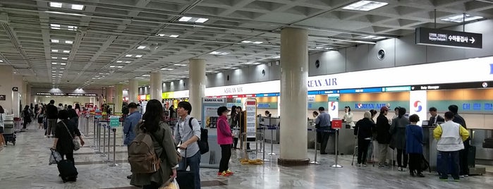 Gimpo International Airport Domestic Terminal is one of Tempat yang Disukai David.