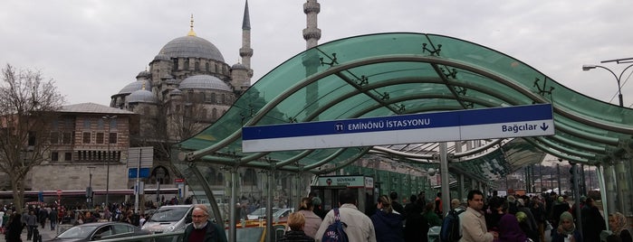 Eminönü Tramvay Durağı is one of Lugares favoritos de David.