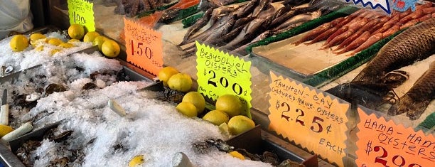 Cosenza's Fish Market is one of Lieux sauvegardés par Sam.