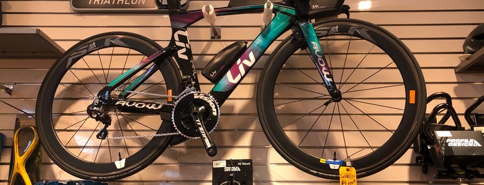 Cycle World is one of Lugares favoritos de Lukas.