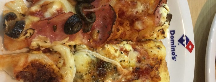 Domino's Pizza is one of สถานที่ที่ Josué ถูกใจ.