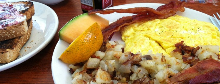 Blueberry Hill Breakfast Cafe is one of Lugares favoritos de Vince.
