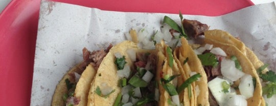 Tacos 5 x 25 is one of Lugares favoritos de Arturo.