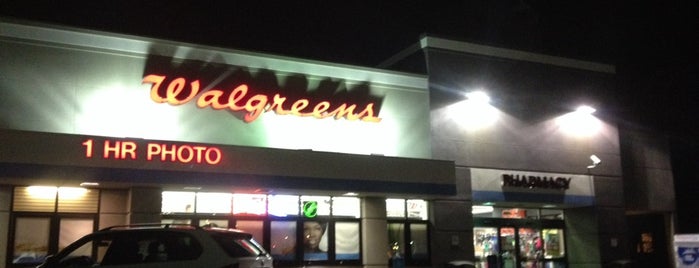 Walgreens is one of Tempat yang Disukai Alberto J S.
