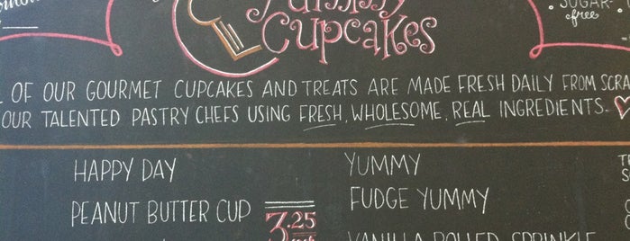 Yummy Cupcakes is one of สถานที่ที่ Sloan ถูกใจ.