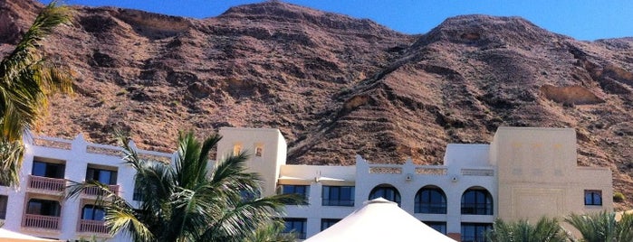 Shangri-La's Barr Al Jissah Resort & Spa is one of Haya'nın Beğendiği Mekanlar.