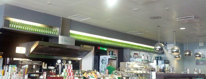 Heineken Bar is one of สถานที่ที่ Hinata ถูกใจ.