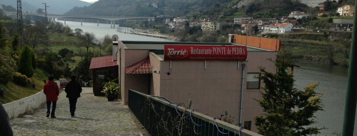 Restaurante Ponte de Pedra is one of Locais curtidos por Pedro.