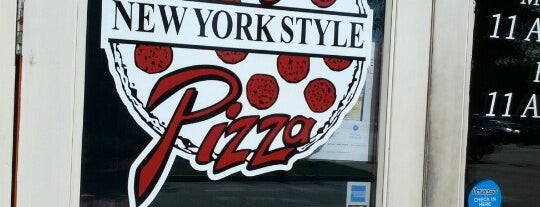 Johnny's New York Style Pizza is one of Lugares favoritos de Caitlin.