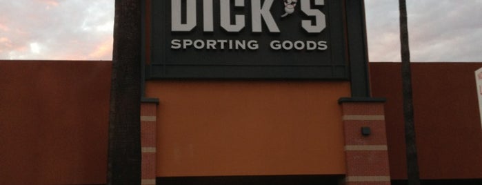 DICK'S Sporting Goods is one of Stephaneさんのお気に入りスポット.