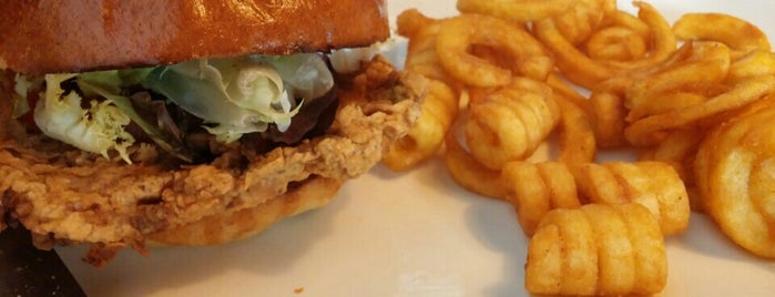 Big Al's American Kitchen is one of Burgers y rollo americano.
