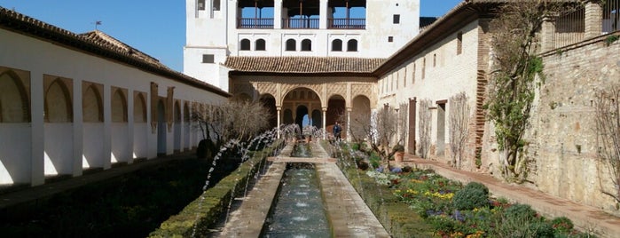 La Alhambra y el Generalife is one of Granada.