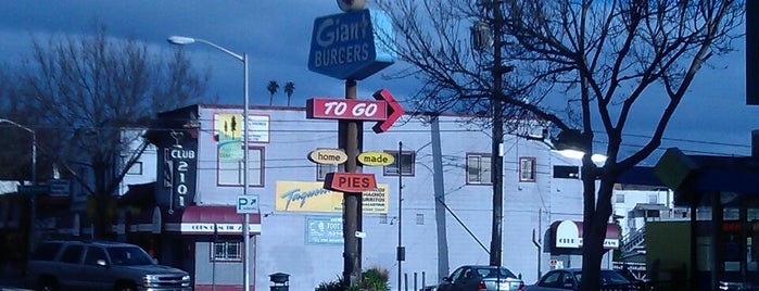 Quarter Pound Giant Burgers is one of Lugares favoritos de Auintard.