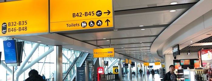 London Heathrow Airport (LHR) is one of Aéroports.
