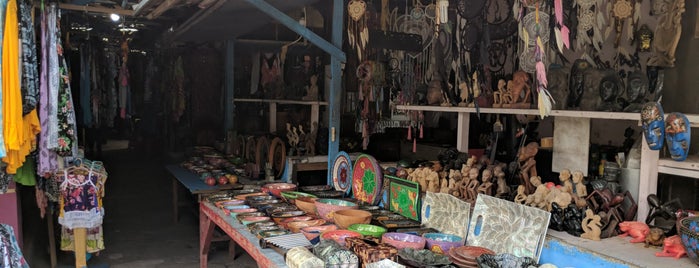 Art Market Senggigi is one of Lombok Mentigi Bay.