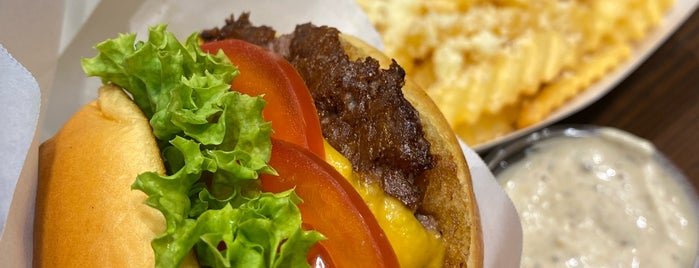 Shake Shack is one of Micheenli Guide: Gourmet Burger trail in Singapore.