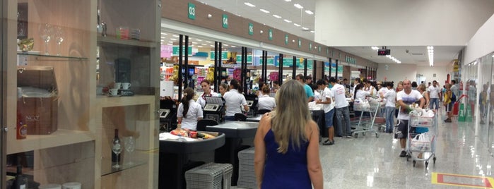 Koch Supermercado is one of Tempat yang Disukai Iago.