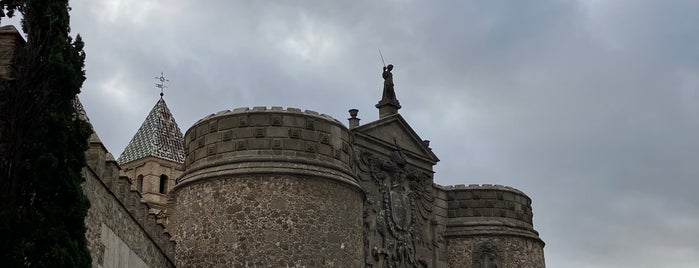 Puerta antigua de Bisagra is one of Locais salvos de Queen.