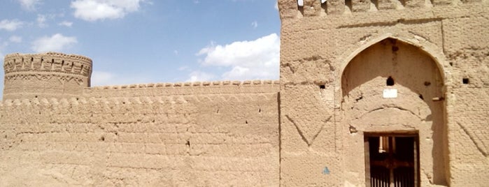 قلعه مهرپادین is one of Yazd.