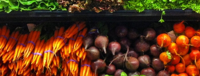 Whole Foods Market is one of Lugares favoritos de Hunter.