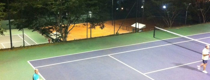 Play Tennis is one of Tempat yang Disukai Julio.