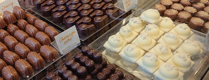 Julie's Chocolate House is one of Posti che sono piaciuti a Ayşe Banu.