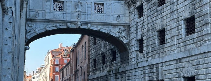 Ponte dei Sospiri is one of Venedik.