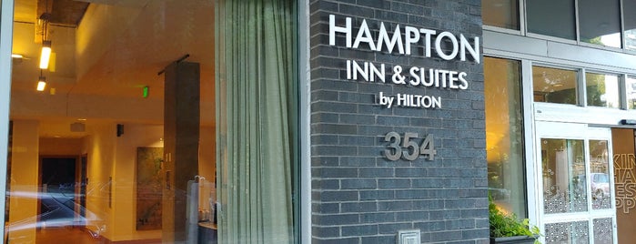 Hampton Inn & Suites is one of Ian : понравившиеся места.