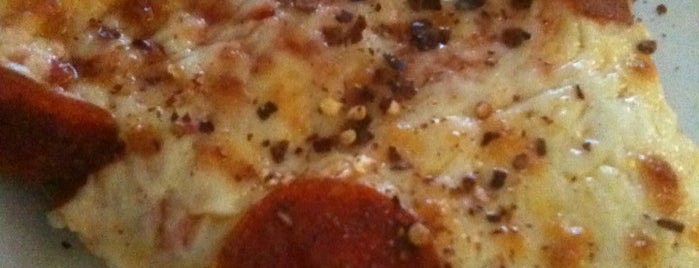 Pizza By Molino's is one of สถานที่ที่ JULIE ถูกใจ.