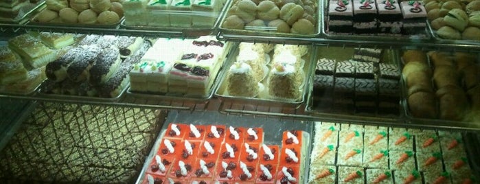 Mozzicato DePasquale Bakery and Pastry Shop is one of สถานที่ที่ Nellie ถูกใจ.