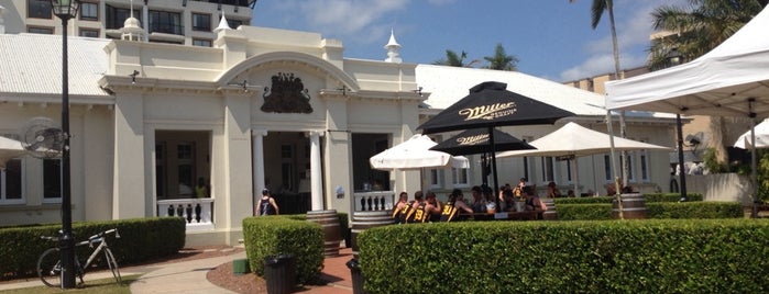 Cairns Courthouse Hotel is one of สถานที่ที่บันทึกไว้ของ Michael.