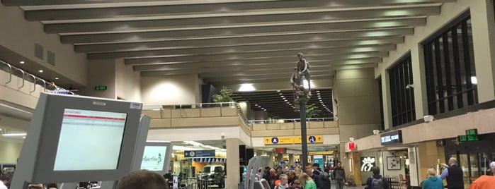 Calgary International Airport (YYC) is one of Moe'nin Beğendiği Mekanlar.