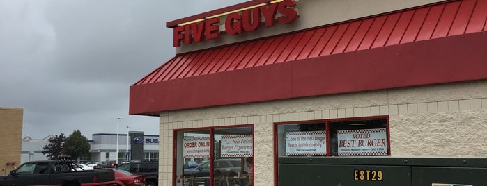 Five Guys is one of Randeeさんのお気に入りスポット.